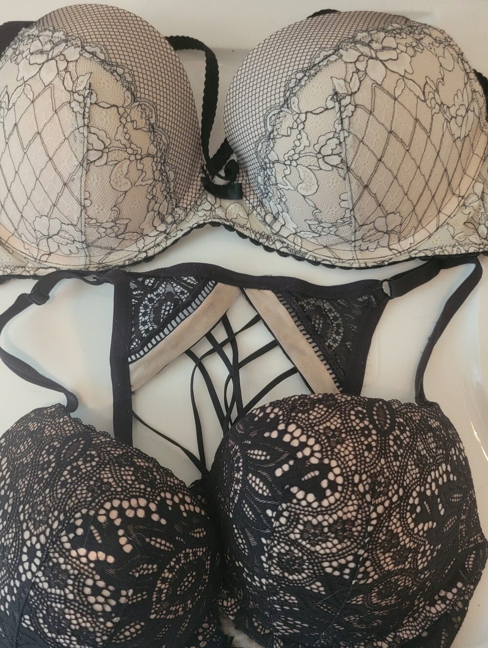 2 VS Bras 34dd